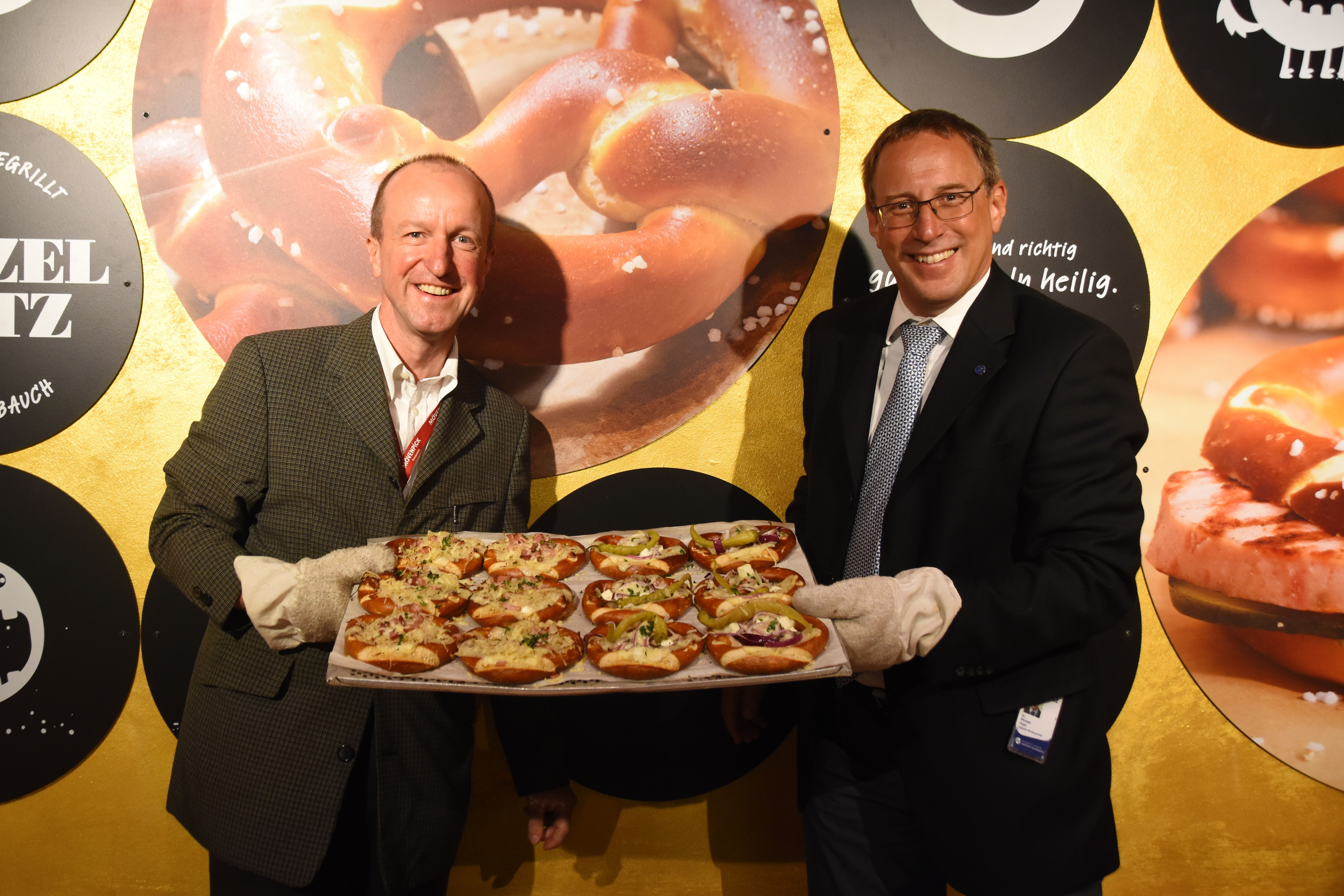 Udo Weber (l.), Airport Gastronomie Direktor von Marché International, und Flughafengeschäftsführer Dr. Michael Hupe.