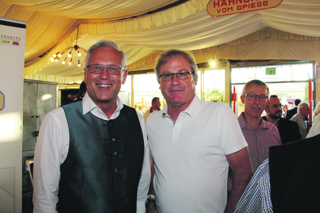 Bezirkstags-Präsident Richard Bartsch (l.) mit Uwe Feser, Feser-Graf-Gruppe. | Foto: John R. Braun