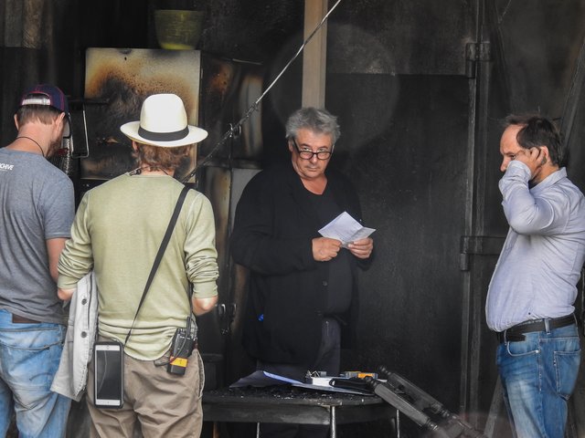 Regisseur Markus Imboden (Mitte) während der Vorbereitung zum Dreh in der ausgebrannten Küche. | Foto: Nicole Fuchsbauer
