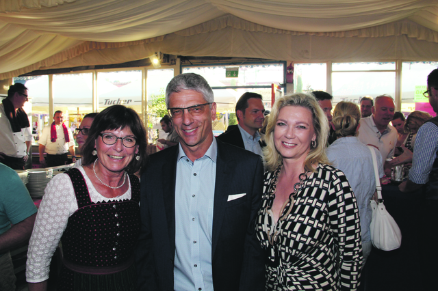 Dr. Armin Zitzmann, Vorstandsvorsitzender NÜRNBERGER Versicherungsgruppe, mit Ehefrau Gabriele (r.) und OB-Ehefrau Petra Maly. | Foto: John R. Braun