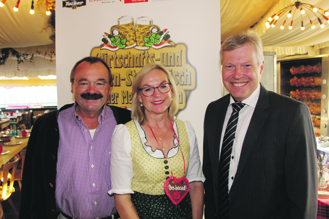 Marktspiegel-Geschäftsführer Harald Greiner (r.) mit Hannes und Barbara Regitz, Stadträtin. | Foto: John R. Braun