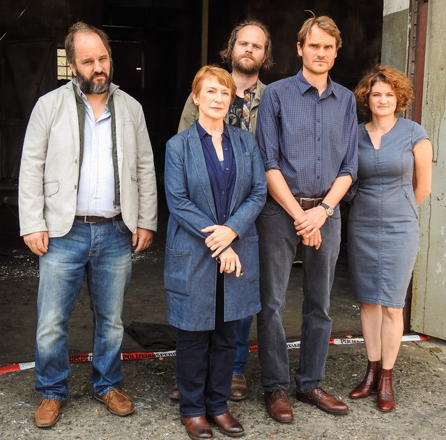 Matthias Egersdörfer (Leiter der Spurensicherung Michael Schatz), Dagmar Manzel (Kommissarin Paula Ringelhahn), Andreas Leopold Schadt (Kommissar Sebastian Fleischer), Fabian Hinrichs (Kommissar Felix Voss) und Eli Wasserscheid (Kommissarin Wanda Goldwasser), v.l. | Foto: Nicole Fuchsbauer