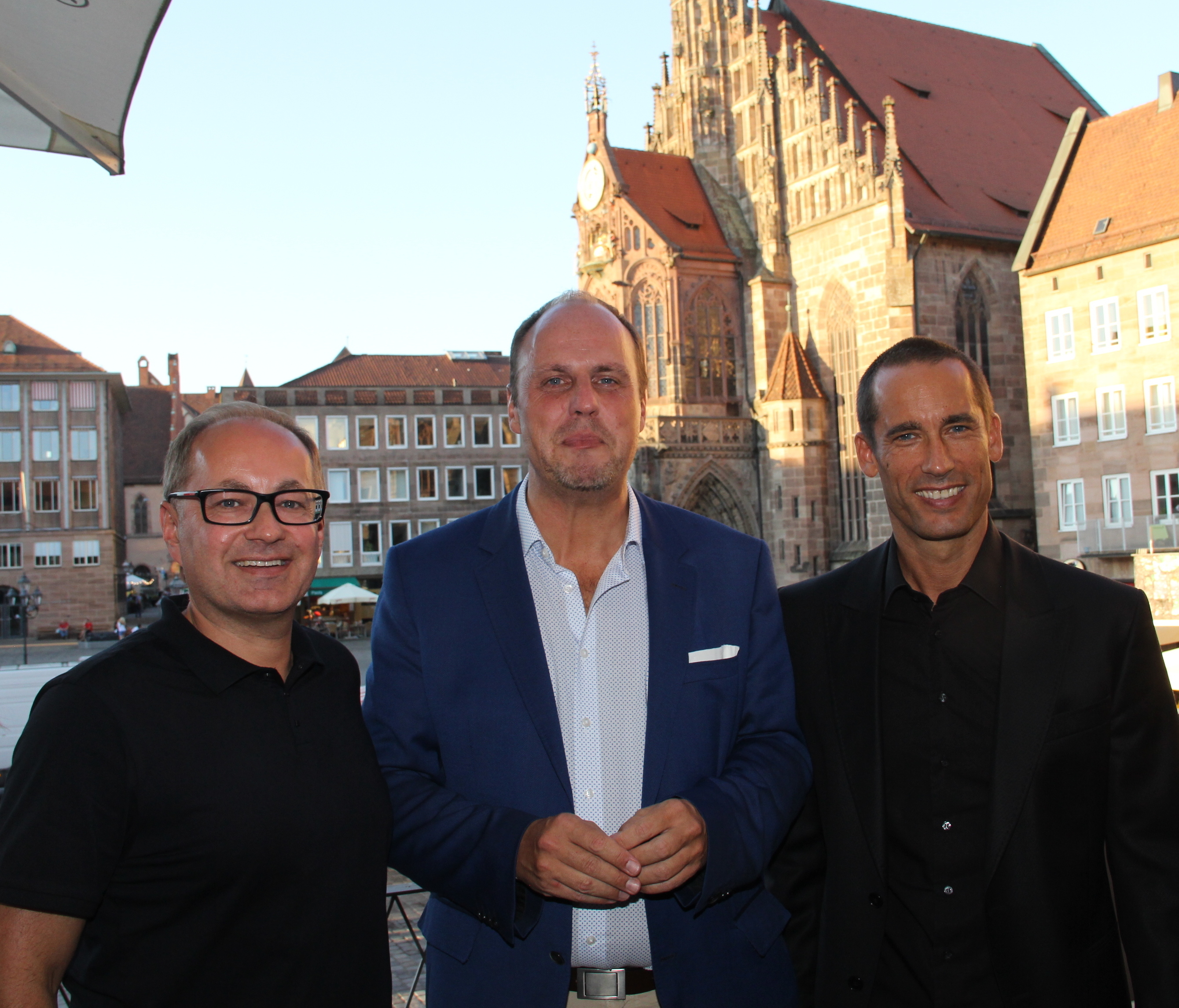 Bürgermeister Christian Vogel (M.), Tucher Marketing-Chef Kai Eschenbacher, und Ice Tigers Geschäftsführer Christoph Sandner (r.) begrüßen die Gäste.