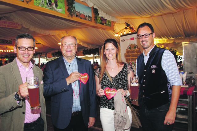 Wirschaftsreferent Dr. Michael Fraas (l.), AFAG-Chef Hermann Könicke (2.v.l.) mit Ehefrau Sabine und Tucher-Gastronomiedirektor Jörg Träger. | Foto: John R. Braun