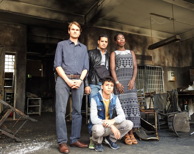 In der Kulisse der ausgebrannten Küche: (v.l.) Fabian Hinrichs, Yasin El Harrouk, Dayan Kodua und (vorne, sitzend) Mohamed Issa. | Foto: Nicole Fuchsbauer