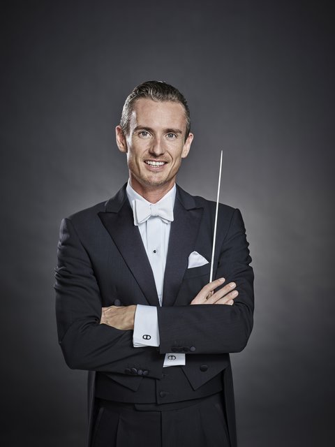 Das Bundesjugendorchester unter der Leitung vom Chefdirigenten der Nürnberger Symphoniker Alexander Shelley (Bild) und Campino (Sänger Tote Hosen) haben den ECHO KLASSIK 2016 in der Kategorie „Klassik für Kinder“ erhalten.
