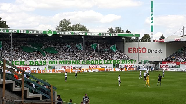 Die Kleeblattfans in der Nordkurve stehen wie ein Mann hinter ihrer Mannschaft und wollen sie auch gegen Würzburg zum Sieg schreien. Foto: Ebersberger