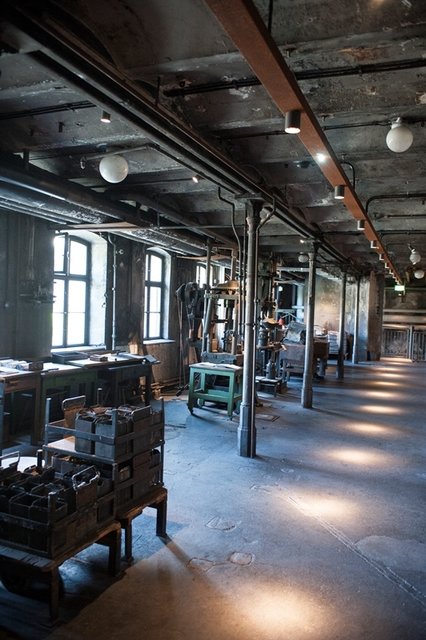 Das Museum „Alte Mine“ erstreckt sich über zwei Ebenen auf denen den Besuchern die Besonderheiten der Bleiminenfertigung im 19. und 20. Jahrhundert vor Augen geführt werden. Chronologisch werden die einzelnen Herstellungsschritte aufgezeigt. Dabei wird auch ein umfassender Einblick in die Industriegeschichte gewährt.