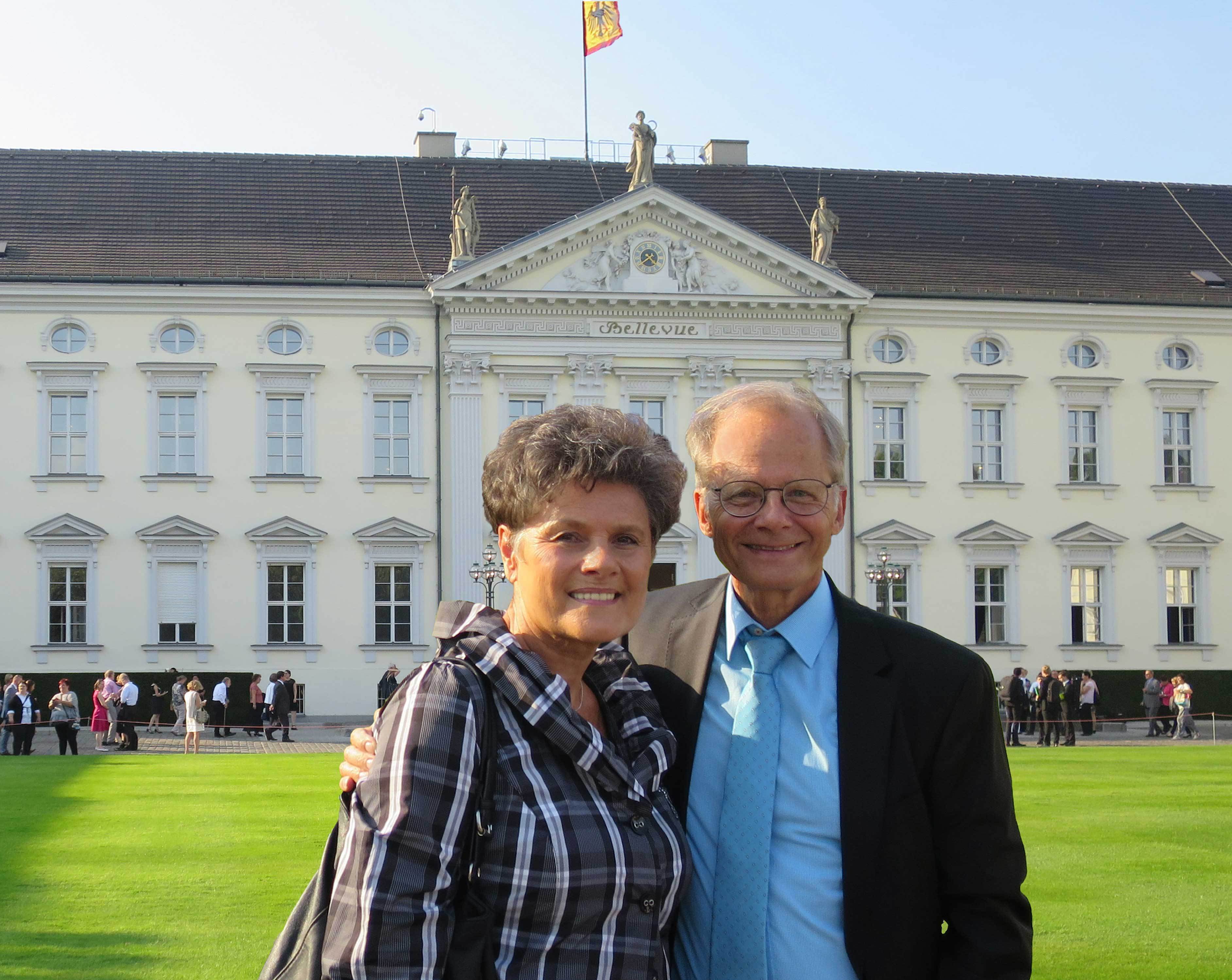 Thomas Henrich (mit Ehefrau Brigitte) hat im vergangenen Jahr den Alterspreis der Robert Bosch Stiftung erhalten. Nun wurde er vom Bundespräsidenten zum Bürgerfest ins Schloss Bellevue eingeladen.