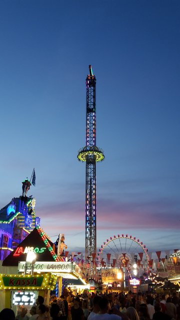 Leserin Hildegard Leidl schreibt: "Habe letzte Woche eine schöne Aufnahme zur blauen Stunde am Herbstvolksfest genacht. War wieder sehr schön." | Foto: Hildegard Leidl