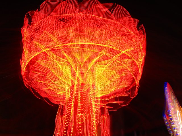 "Kettenkarussell und Riesenrad im Hintergrund, mit meiner idiotensicheren Digicam absichtlich mit "falscher" Einstellung am Abschlussabend aufgenommen", schreibt Leserin Ingrid Eckart. | Foto: Ingrid Eckart