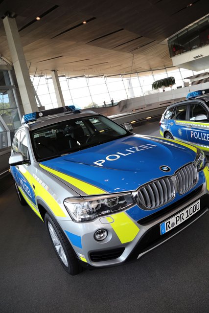Blaues Streifenwagendesign und neue neongelbe Warnbeklebung. | Foto: ©Bayerns Polizei