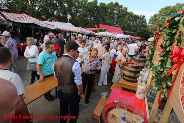 Eröffnung des 46. Altstadtfestes - 15. bis 26. September 2016. | Foto: Udo Dreier / bayernpress.de