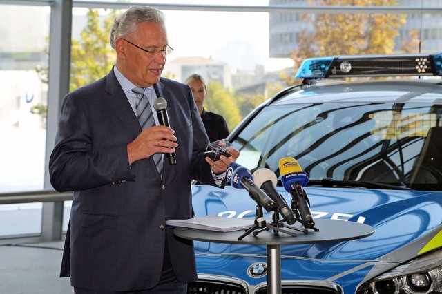 ,,Insgesamt investieren wir in den nächsten beiden Jahren rund 40 Millionen Euro in die Modernisierung unseres Polizeifuhrparks", so Herrmann bei der Übergabe der neuen Polizeifahrzeuge. | Foto: ©Bayerns Polizei