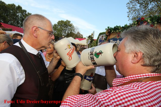Eröffnung des 46. Altstadtfestes - 15. bis 26. September 2016. | Foto: Udo Dreier / bayernpress.de