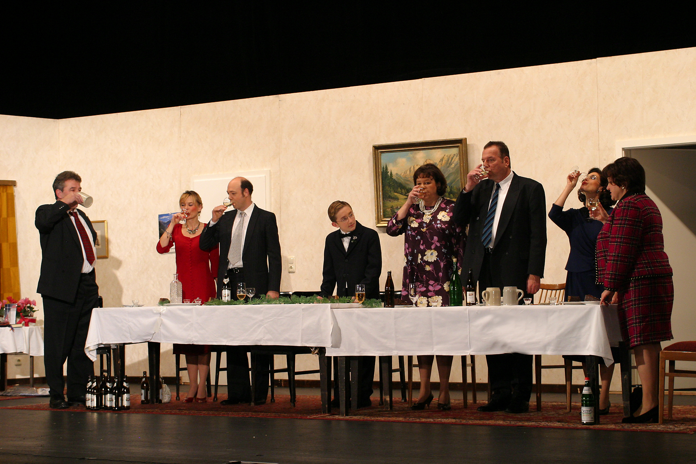 Das berühmte Volksstück von Fitzgerald Kusz ,,Schweig, Bub!" feiert 40. Geburtstag. Wiederaufnahme am 22. November 2005. Von links im Bild: Fritz, der Konfirmand, Florian Vatter (4), Grete, seine Mutter, Petra Auerochs (8), Hans, sein Vater, Wolf Brannasky (6), Tante Anna, Antje Cornelissen (5), Onkel Willi, Michael Nowack (1), Gerda, eine Bekannte, Sandra Meyer (7), Manfred, ihr Mann, Carlos Gundermann (3), Hannelore, die Kusine, Marion Plieth (2).