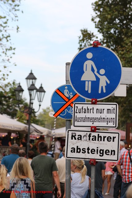 Eröffnung des 46. Altstadtfestes - 15. bis 26. September 2016. | Foto: Udo Dreier / bayernpress.de