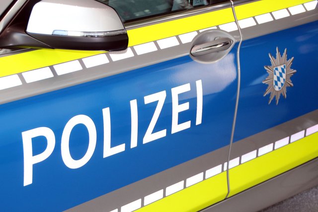 Blaues Streifenwagendesign und neue neongelbe Warnbeklebung. | Foto: ©Bayerns Polizei
