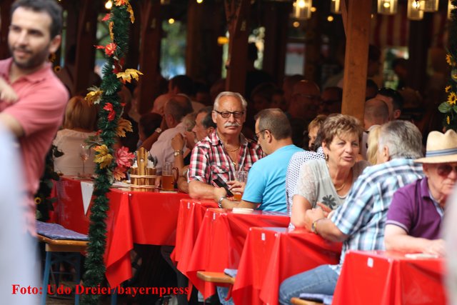 Eröffnung des 46. Altstadtfestes - 15. bis 26. September 2016. | Foto: Udo Dreier / bayernpress.de
