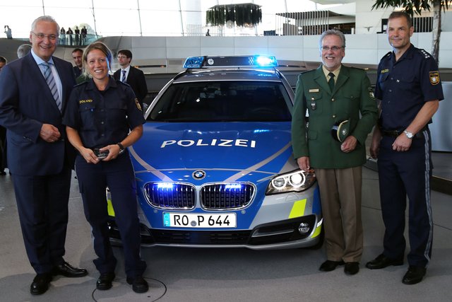 Innenminister Joachim Herrmann (l.) hat in der BMW Welt in München die ersten fünf neuen uniformierten Polizeieinsatzfahrzeuge im blauen Design entgegen genommen. | Foto: ©Bayerns Polizei