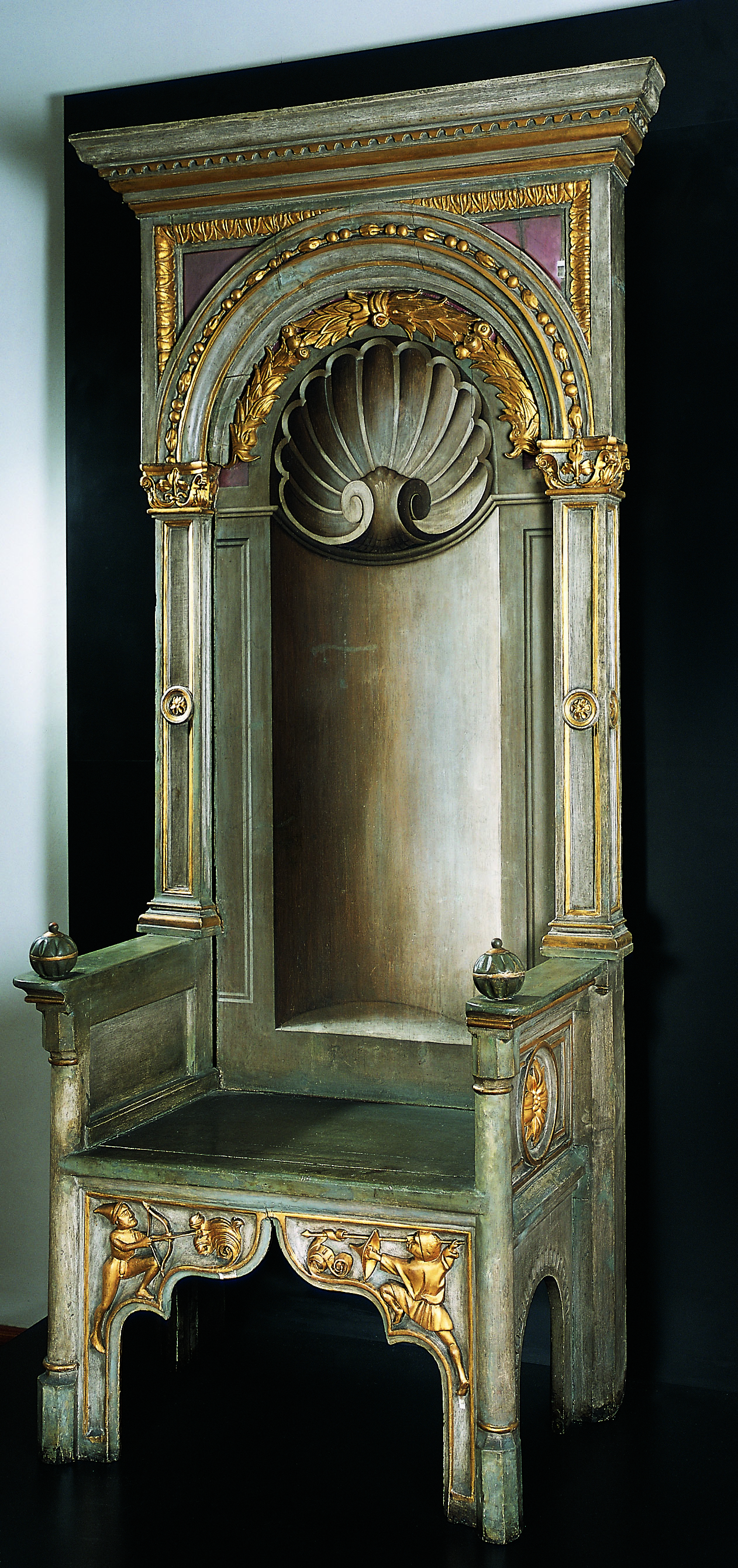Der Kaiserthron aus dem Großen Ratssaal des Nürnberger Rathauses im Stadtmuseum im Fembo-Haus.