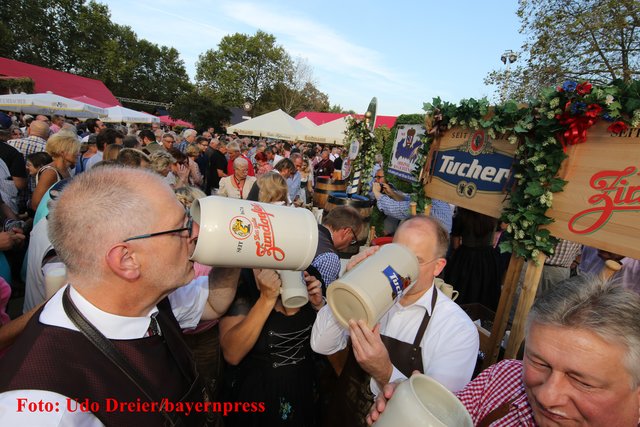 Eröffnung des 46. Altstadtfestes - 15. bis 26. September 2016. | Foto: Udo Dreier / bayernpress.de