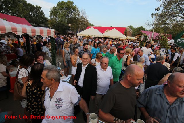 Eröffnung des 46. Altstadtfestes - 15. bis 26. September 2016. | Foto: Udo Dreier / bayernpress.de