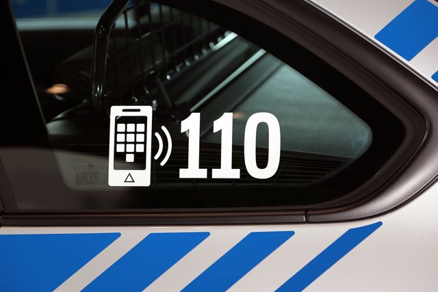 Erstmals wurde die Notrufnummer auf den Streifenwagen angebracht. | Foto: ©Bayerns Polizei