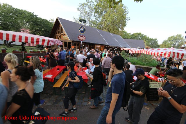 Eröffnung des 46. Altstadtfestes - 15. bis 26. September 2016. | Foto: Udo Dreier / bayernpress.de