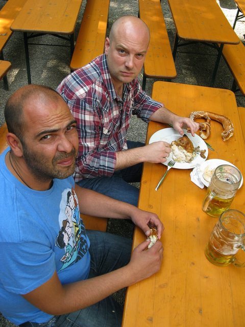 Zwei Typen, zwei Gitarren und bayrisch-g‘scheerte Lieder - Hannes Ringlstetter und Stephan Zinner. | Foto: Veranstalter