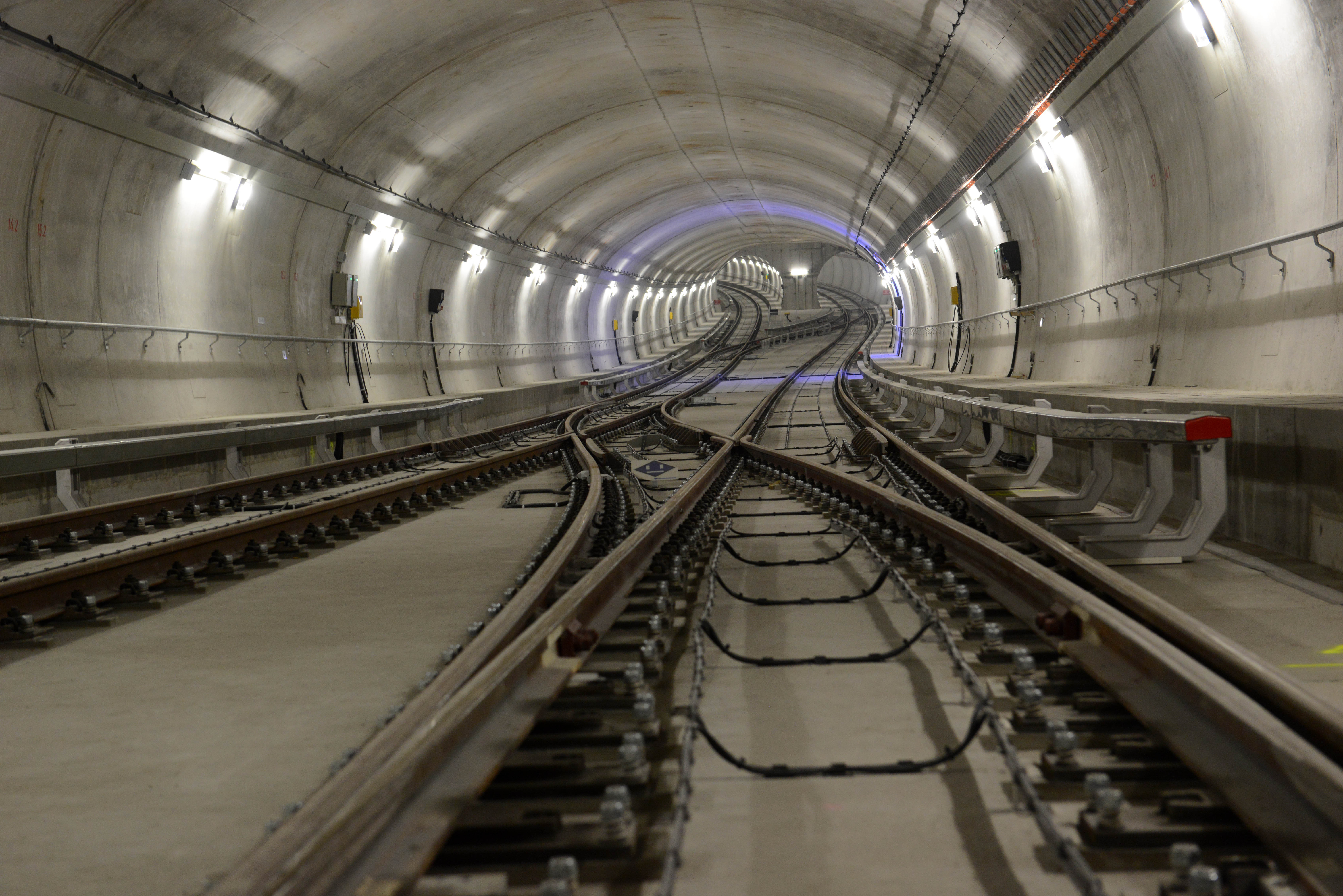 Das Foto gibt den Blick frei auf die neue Tunnelstrecke. Die Technik ist bereit. Der Test und Erprobungsbetrieb kann starten.