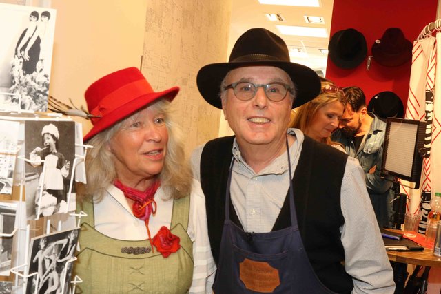 Horst Brömme (79), Nürrnbergs letzter Hutmacher gibt sein Wissen weiter. | Foto: Udo Dreier/bayernpress.de