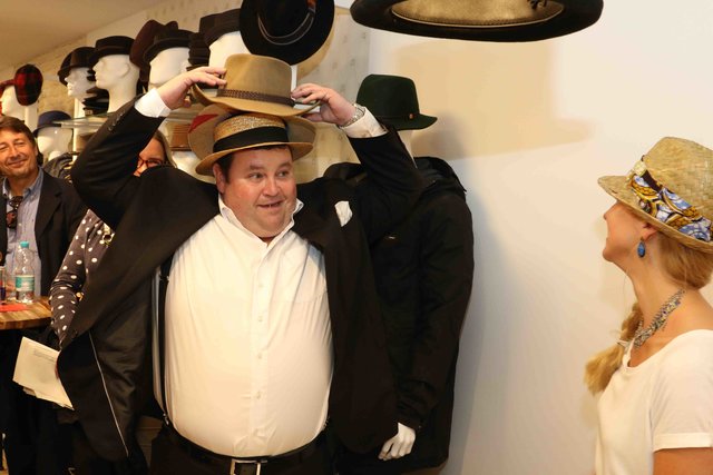 Tenor Alexander Herzog stapelt gleich mehrere Hüte. | Foto: Udo Dreier/bayernpress.de