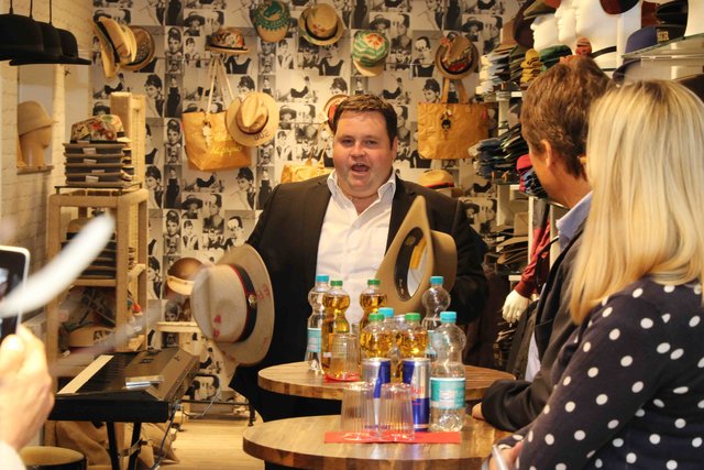 Nürrnbergs letzter Hutmacher gibt sein Wissen weiter. | Foto: Udo Dreier/bayernpress.de