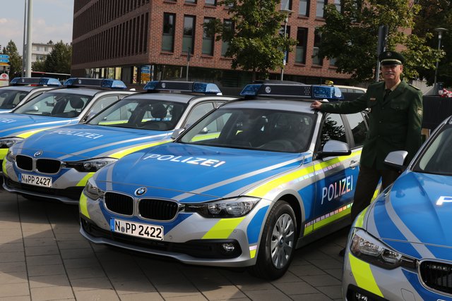 Mittelfrankens Polizeipräsident Johann Rast mit der neuen "blauen BMW-Flotte" 

Foto: Udo Dreier / bayernpress.de - 23.09.2016 - Nürnberg - Vorstellung der neuen uniformierten Einsatzfahrzeuge
beim Polizeipräsidium Mittelfranken - 
Seit 15.09.2016 werden uniformierte Einsatzfahrzeuge in silber-blauer Farbgebung an die Bayerische Polizei ausgeliefert. Die mittelfränkische Polizei erhält die ersten fünf Fahrzeuge am 22.09.2016. Der Polizeipräsident von Mittelfranken, Johann Rast, stellt die ersten fünf neuen | Foto: Udo Dreier / bayernpress.de