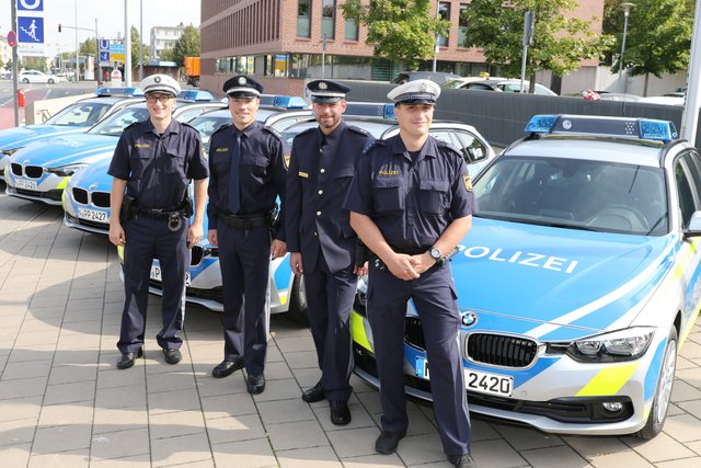 Bayerns blaue BMW-Fahrzeuge und die neuen dunkelblauen Uniformen. Der Schlips ist nicht mehr Pflicht. | Foto: Udo Dreier / bayernpress.de