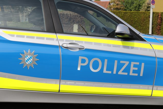 Bayerns neue Polizeiautos mit auffälligen neongelben Streifen. | Foto: Udo Dreier / bayernpress.de