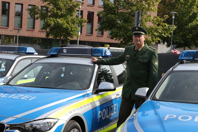 Mittelfrankens Polizeipräsident Johann Rast mit der neuen "blauen BMW-Flotte" 

Foto: Udo Dreier / bayernpress.de - 23.09.2016 - Nürnberg - Vorstellung der neuen uniformierten Einsatzfahrzeuge
beim Polizeipräsidium Mittelfranken - 
Seit 15.09.2016 werden uniformierte Einsatzfahrzeuge in silber-blauer Farbgebung an die Bayerische Polizei ausgeliefert. Die mittelfränkische Polizei erhält die ersten fünf Fahrzeuge am 22.09.2016. Der Polizeipräsident von Mittelfranken, Johann Rast, stellt die ersten fünf neuen | Foto: Udo Dreier / bayernpress.de