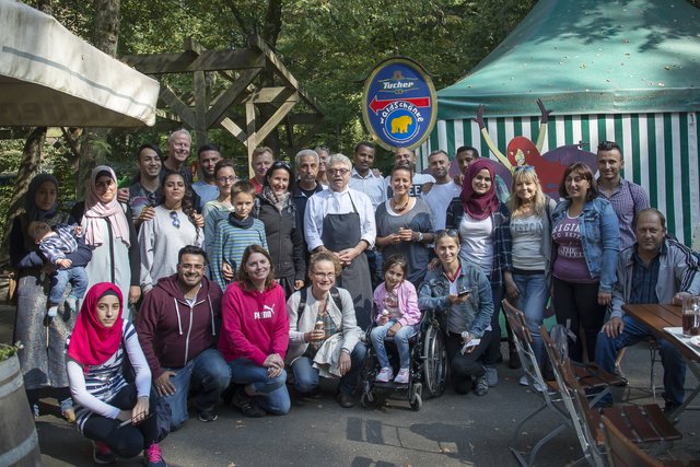 Das schöne Gruppenfoto mit Peter Noventa, Wirt der Waldschänke" im Tiergarten Nürnberg, entstand auf Wunsch der Gäste. Für den Gastgeber war das Ganze eine "Selbstverständlichkeit"