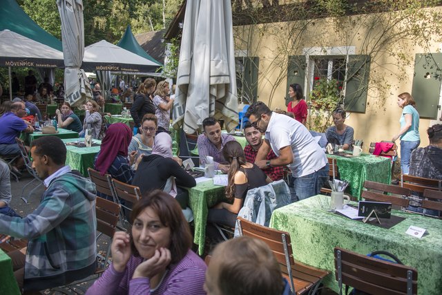 Die Flüchtlinge genießen die Gastfreundschaft in der Waldschänke bei herrlichem Wetter