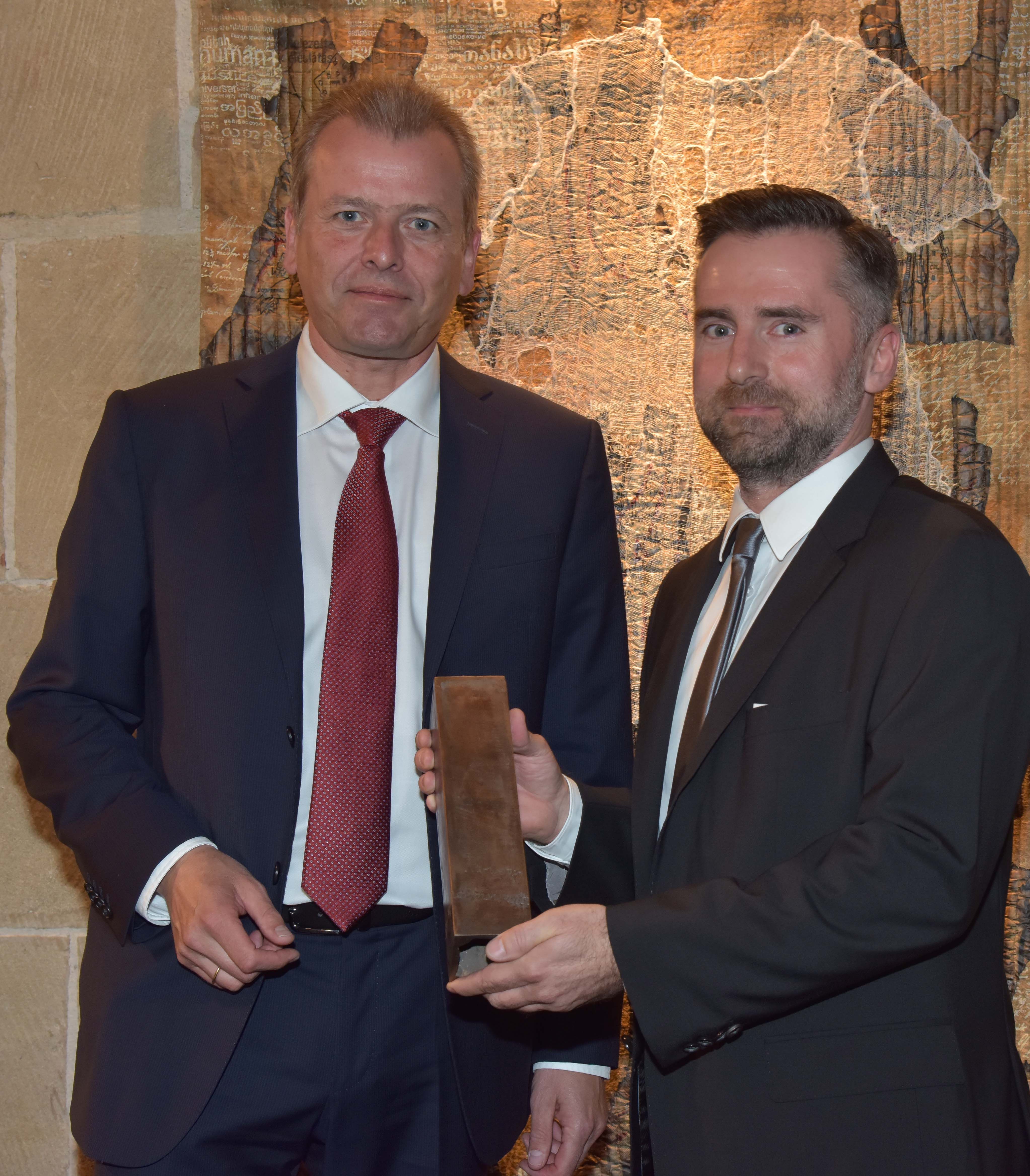 Oberbürgermeister Dr.Ulrich Maly (l.) überreicht in der Ehrenhalle des Rathauses den ,,Nürnberger Preis für dikriminierungsfreie Unternehmenskultur" an Bernd hausmann, Inhaber der glore Handels GmbH.