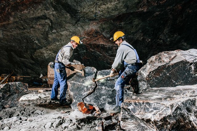 Gewinnung von Steinsalz als Lecksalz für Wild und Vieh. | Foto: Südwestdeutsche Salzwerke AG/Salzbergwerk Berchtesgaden