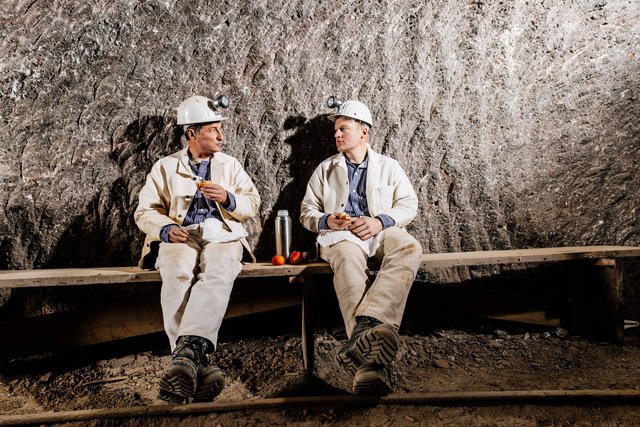Bergleute bei der Brotzeit. | Foto: Südwestdeutsche Salzwerke AG/Salzbergwerk Berchtesgaden