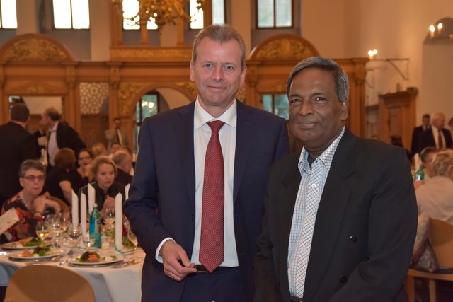 Friedensmahl 2016 im Historischen Rathausaal: Menschenrechtspreisträger 2015, Amirul Haque Amin (r.) mit Oberbürgermeister Dr.Ulrich Maly.