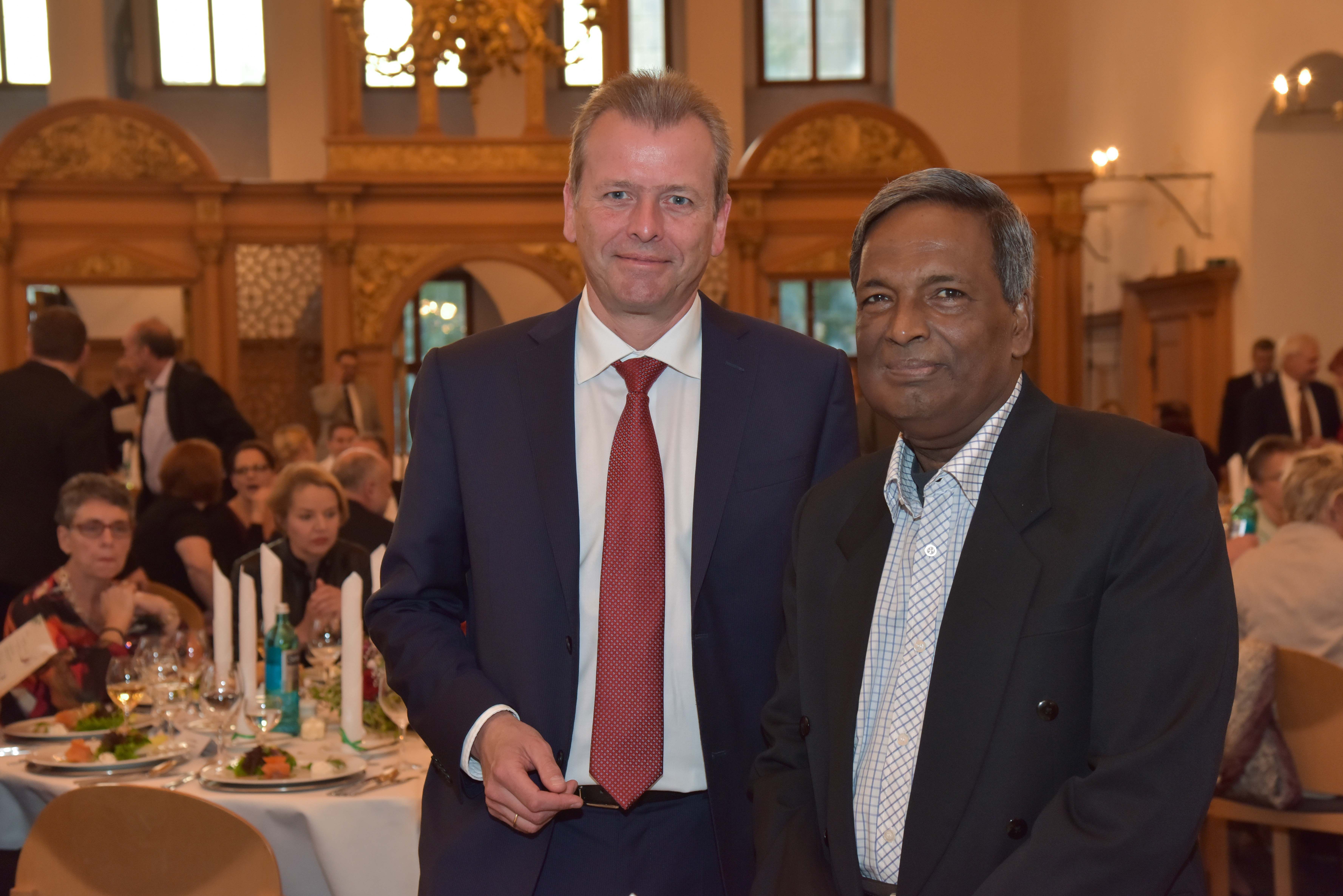Friedensmahl 2016 im Historischen Rathausaal: Menschenrechtspreisträger 2015, Amirul Haque Amin (r.) mit Oberbürgermeister Dr.Ulrich Maly.