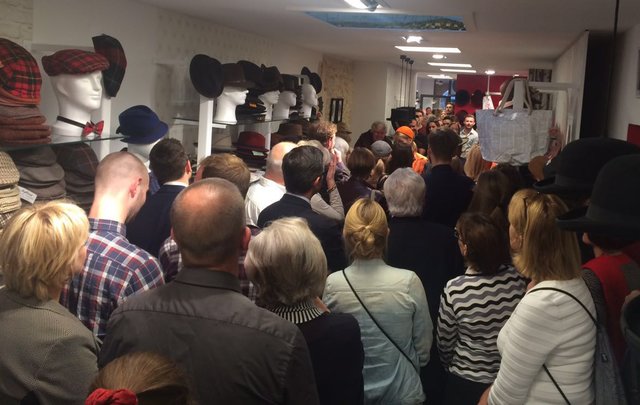 Lange Schlangen beim Opening. | Foto: oh