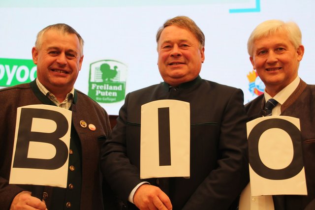 Staatsminister Helmut Brunner (Mitte), LVÖ-Vorsitzenden Josef Wetzstein (r.) und BBV-Präsident Walter Heidl. | Foto: LVÖ