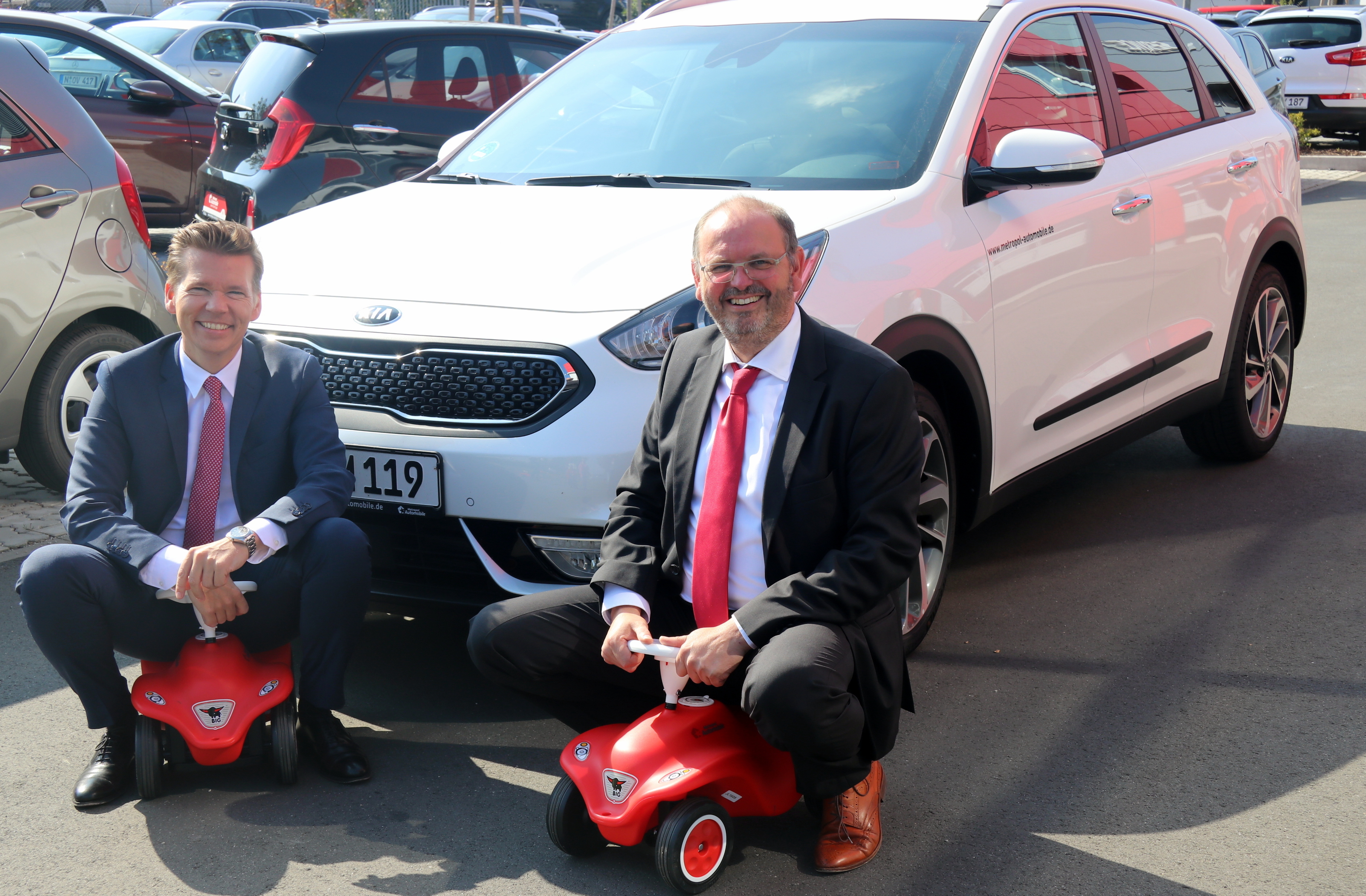 (v.r.n.l.) Inhaber Jochen Scharf und Gesamtbetriebsleiter Sebastian Fischer fuhren den Bobby Car-Parcours außer Konkurrenz.