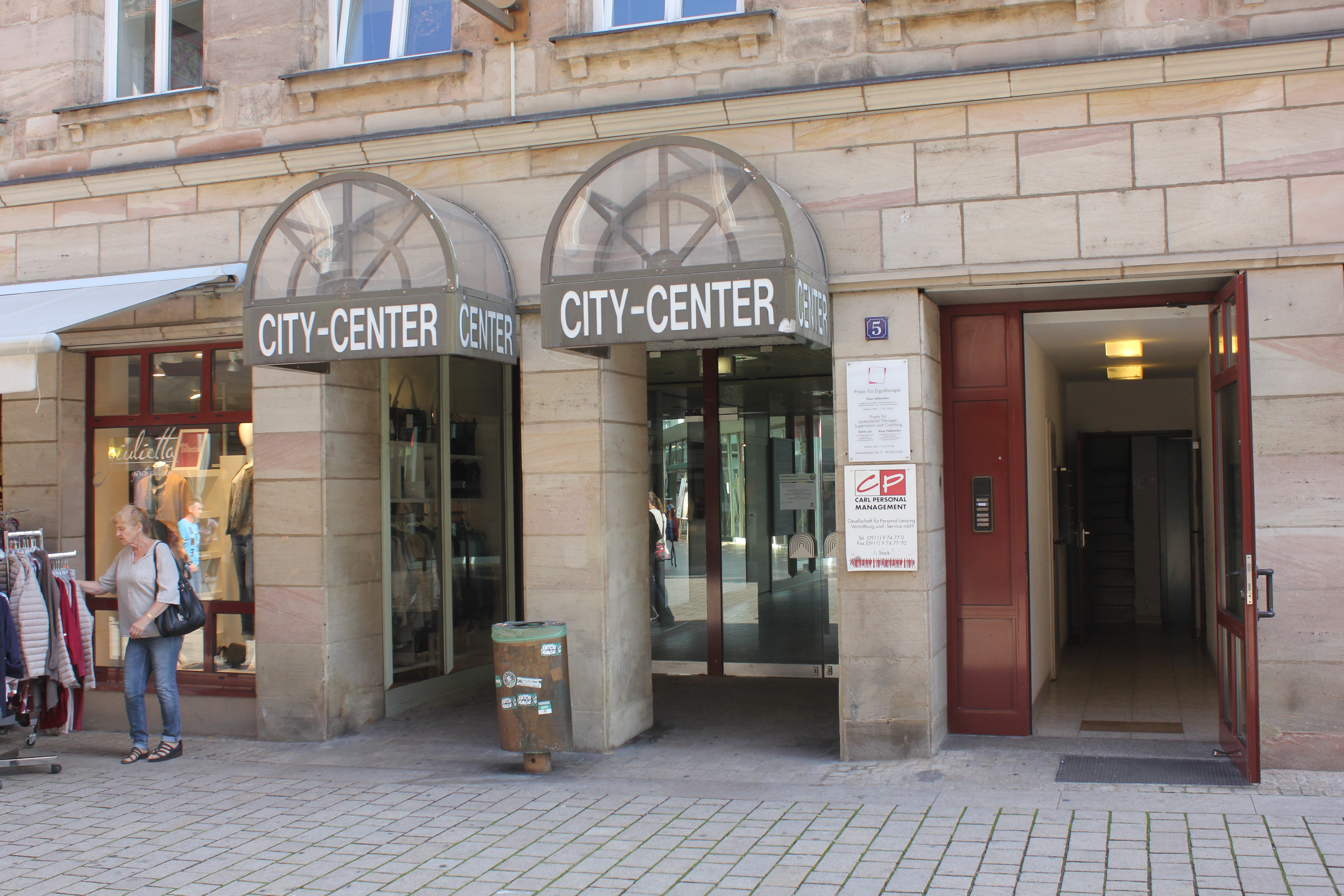 Das City Center-Eingangsportal in der Fußgängerzone soll komplett neugestaltet werden. Foto. Ebersberger
