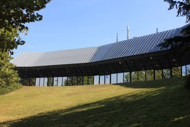 Zur Rednitz hin soll die Terrasse der Stadthalle erweitert werden. Foto: Ebersberger
